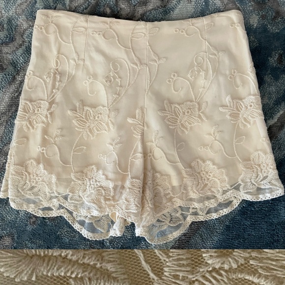 Fabulous Ivory Floral EMBROIDERED Illusion LACE Dress SHORTS Size Extra-Small - Picture 1 of 6